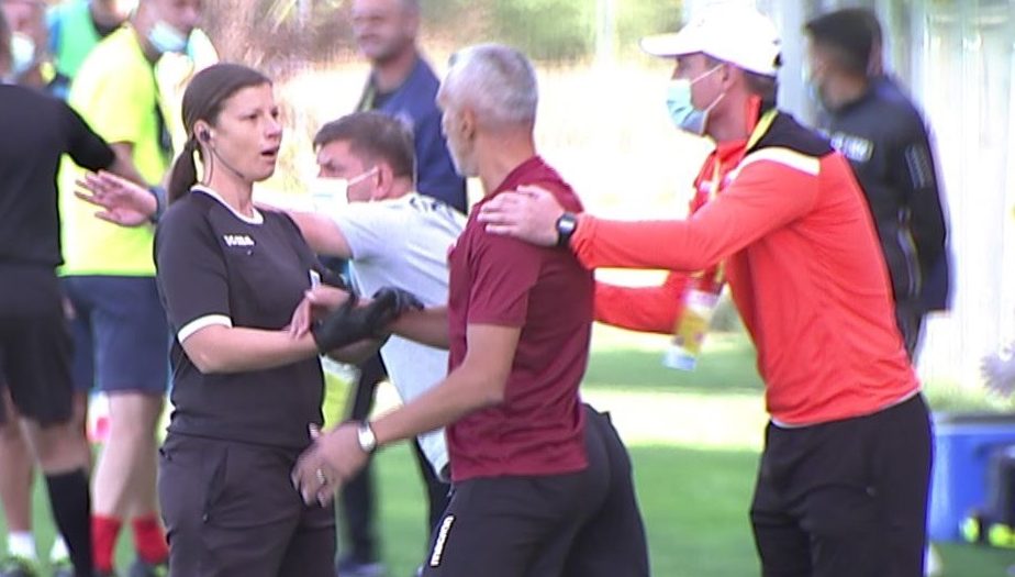 VIDEO | Faza zilei vine de la meciul Rapidului! Iencsi a lovit, din greşeală, femeia-arbitru care a venit să îl potolească. Impactul s-a auzit pe tot stadionul