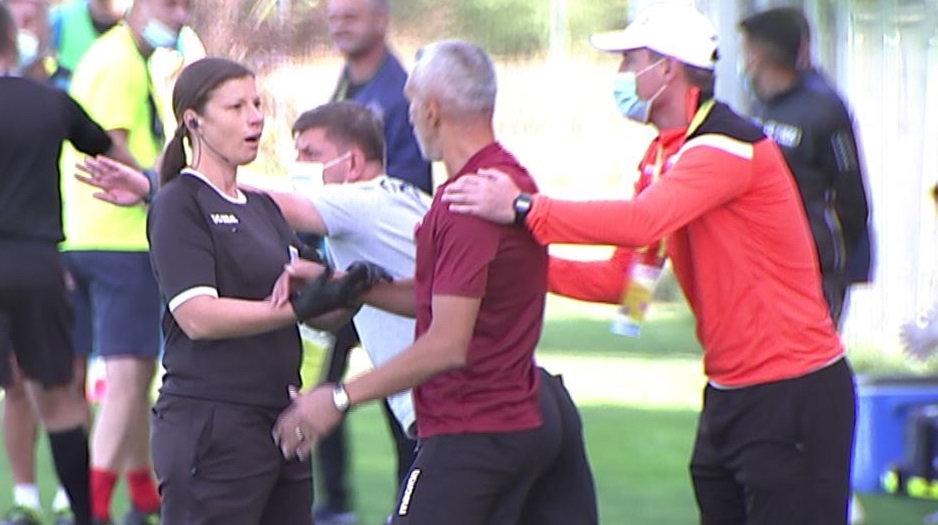 VIDEO | Faza zilei vine de la meciul Rapidului! Iencsi a lovit, din greşeală, femeia-arbitru care a venit să îl potolească. Impactul s-a auzit pe tot stadionul