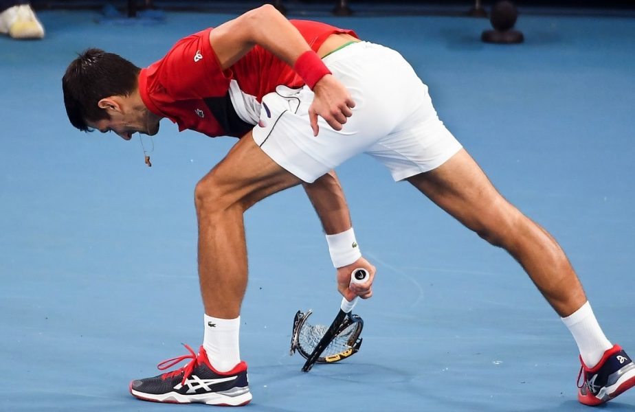 Novak Djokovic, o nouă criză de nervi pe terenul de tenis. Şi-a făcut praf racheta după ce arbitrul l-a confundat cu Federer