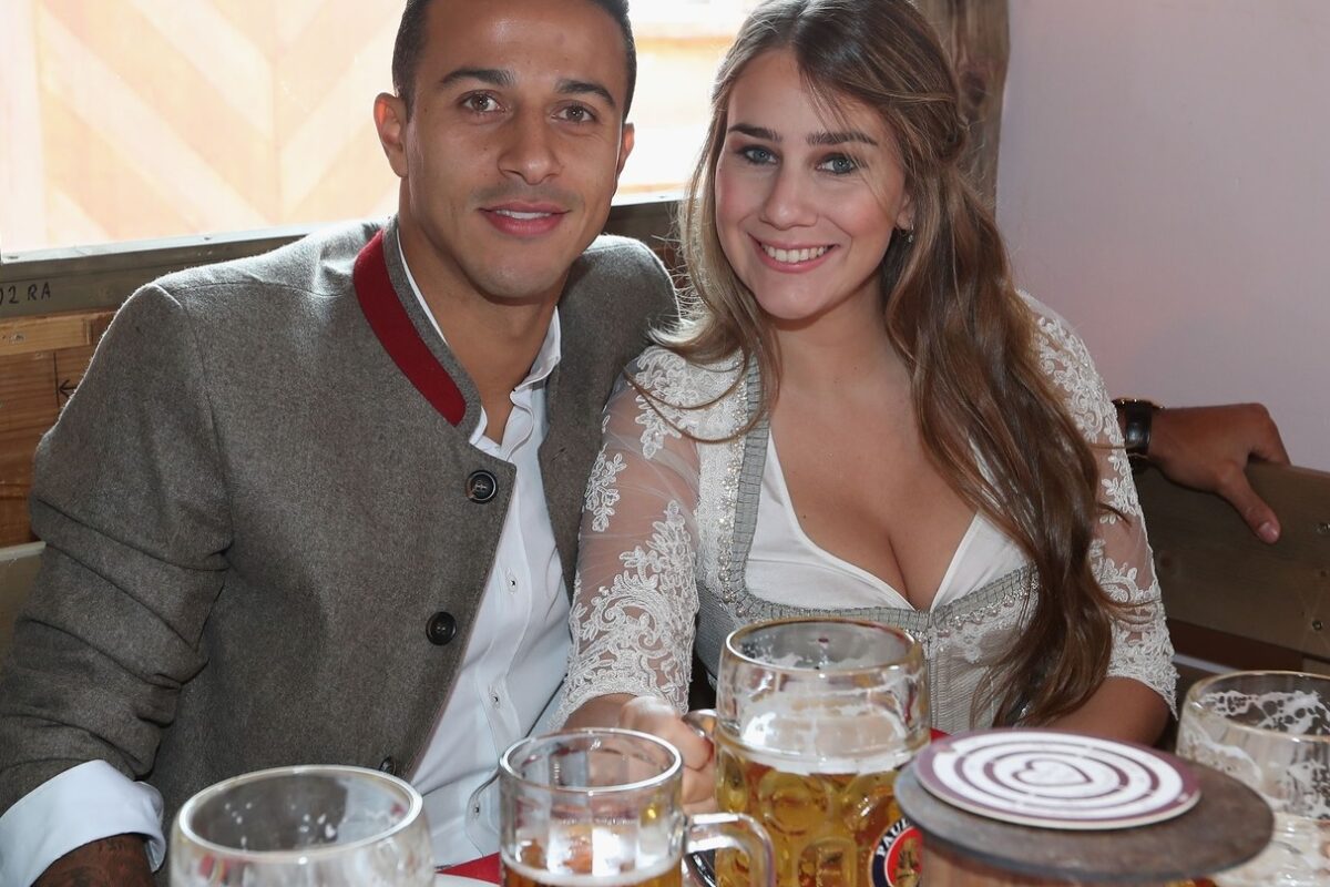 Superba soție lui Thiago Alcantara, mesaj emoționant după transferul la Liverpool. ”Sunt foarte mândră de tine!”