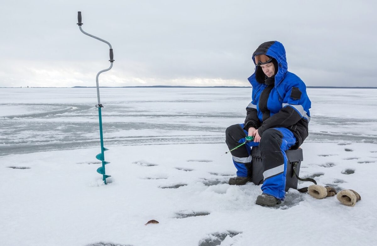 Pescar pe un lac înghețat din Rusia