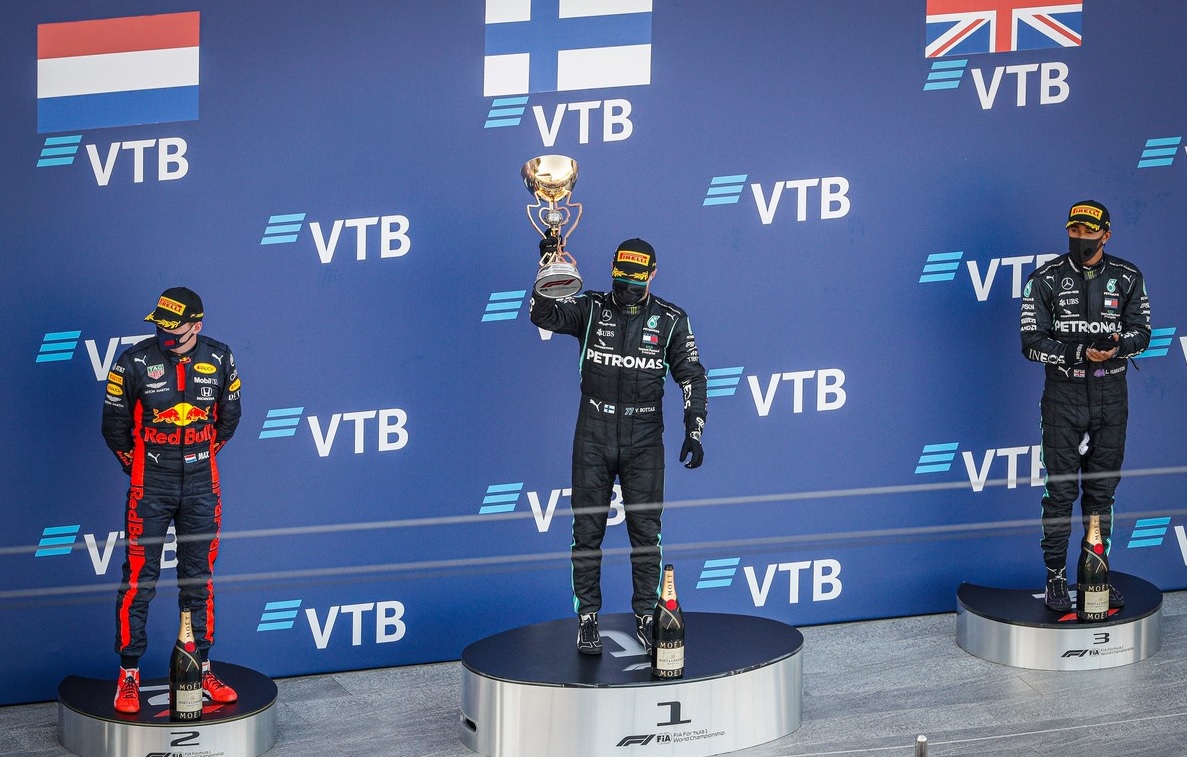 Lewis Hamilton, ținut sub control în Formula 1. Ce a purtat în Rusia multiplul campion mondial