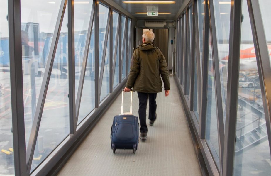 Zeci de români sunt nevoiţi să respecte restricţiile dure impuse de o ţară europeană: "Vom merge direct la hotel, de la aeroport"