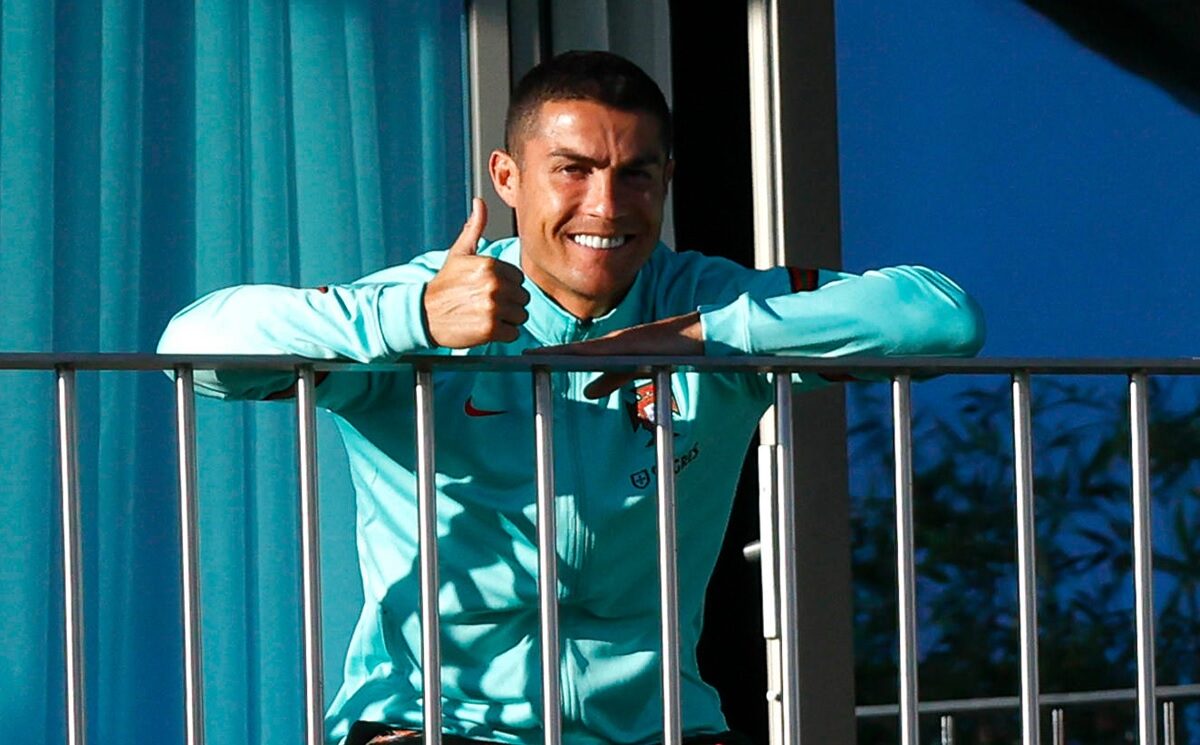Cum se "tratează" Cristiano Ronaldo de Covid-19! "E calm, stă la soare"