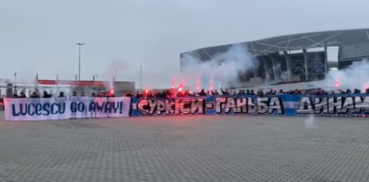 VIDEO ”Lucescu, go away!” Orice ar face nu le place! Ultrașii de la Kiev cer din nou plecarea lui Mircea Lucescu