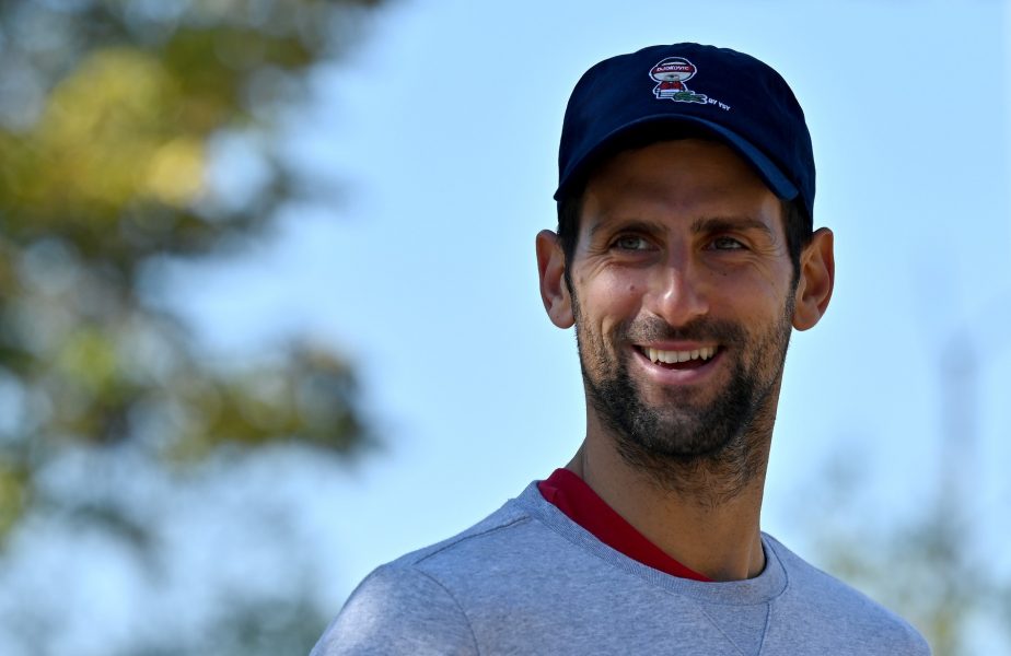 VIDEO | Novak Djokovic și-a amuzat fanii! Învins de Nadal, a încercat să se răzbune pe un luptător de sumo. Nici nu l-a clintit