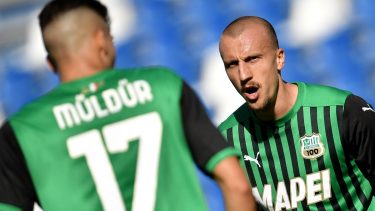 Vlad Chiricheș, pus la zid după ultimul meci la Sassuolo! Românul a făcut un penalty care i-a scos din minți pe fani. „Să se ducă în Africa să culeagă banane”