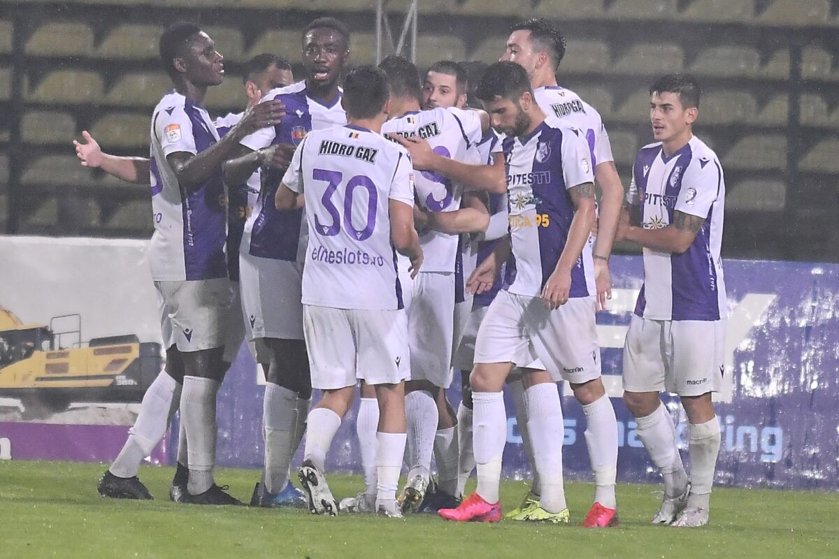 Jucătorii lui FC Argeș se bucură după gol