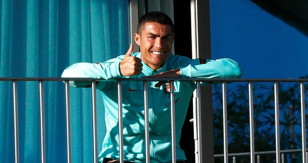 Cristiano Ronaldo zâmbește aflat la balcon, în izolare,după ce a fost depistat pozitiv cu COVID-19