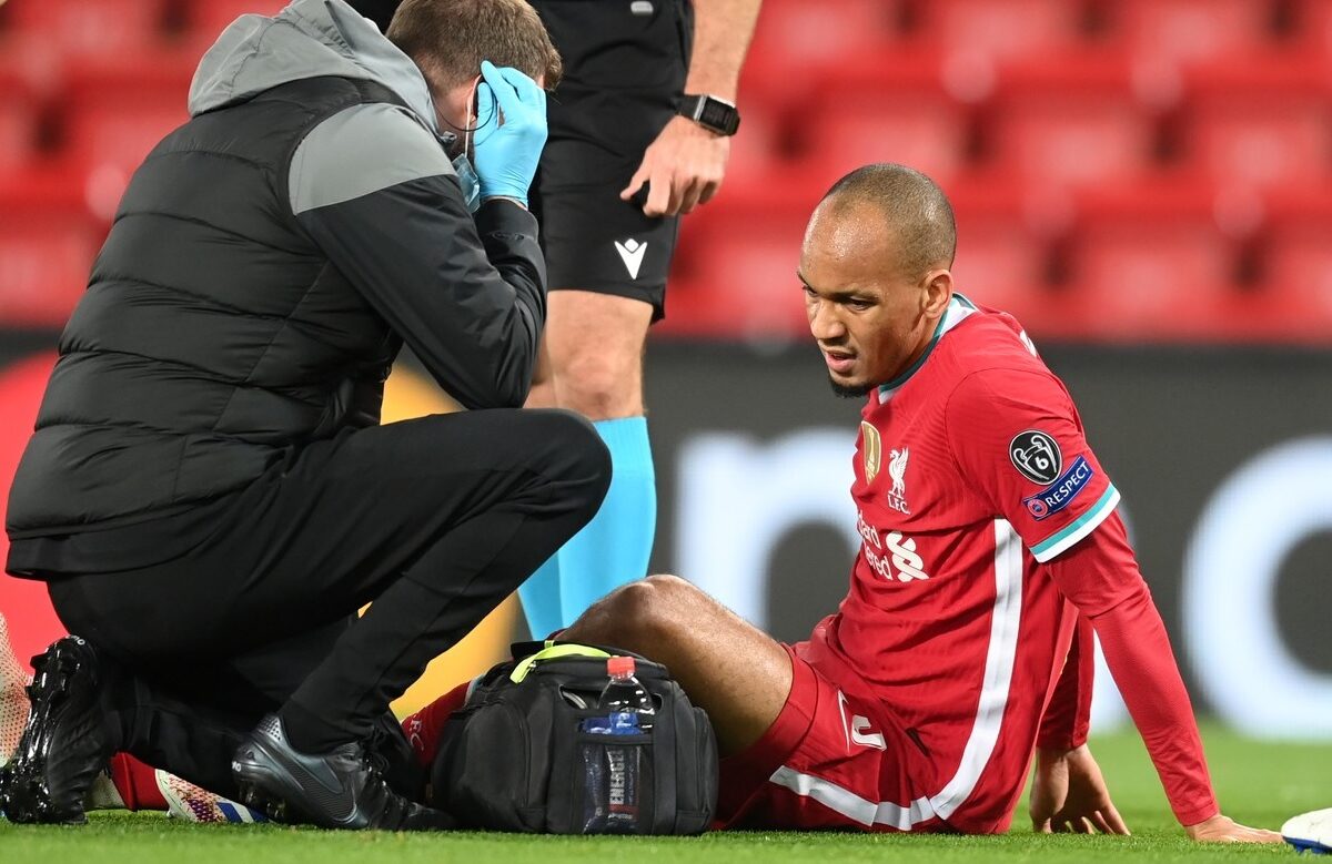 Fabinho, jucătorul lui Liverpool, căzut pe teren în meciul cu Midjylland. El nu a mai putut continua partida și a fost schimbat cu Rhys Williams