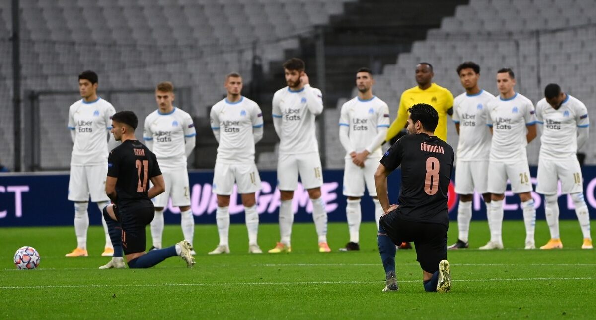 Jucătorii lui Manchester City îngenunchează, în timp ce fotbaliștii lui Marseille rămân în picioare înainte meciului direct din Champions League