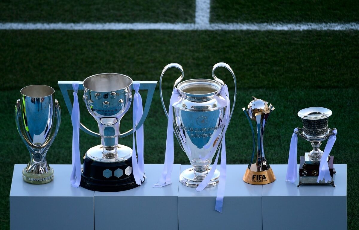 Trofeul La Liga, Cupa Spaniei, UEFA Champions League, Supercupa Europei și Campionatul Mondial al Cluburilor câștigate de Real Madrid în 2017