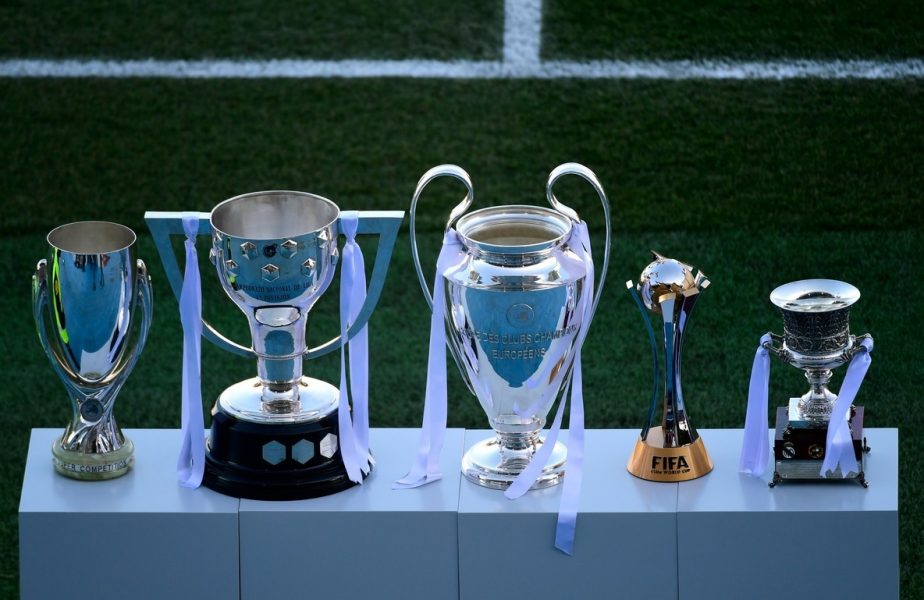 Trofeul La Liga, Cupa Spaniei, UEFA Champions League, Supercupa Europei și Campionatul Mondial al Cluburilor câștigate de Real Madrid în 2017