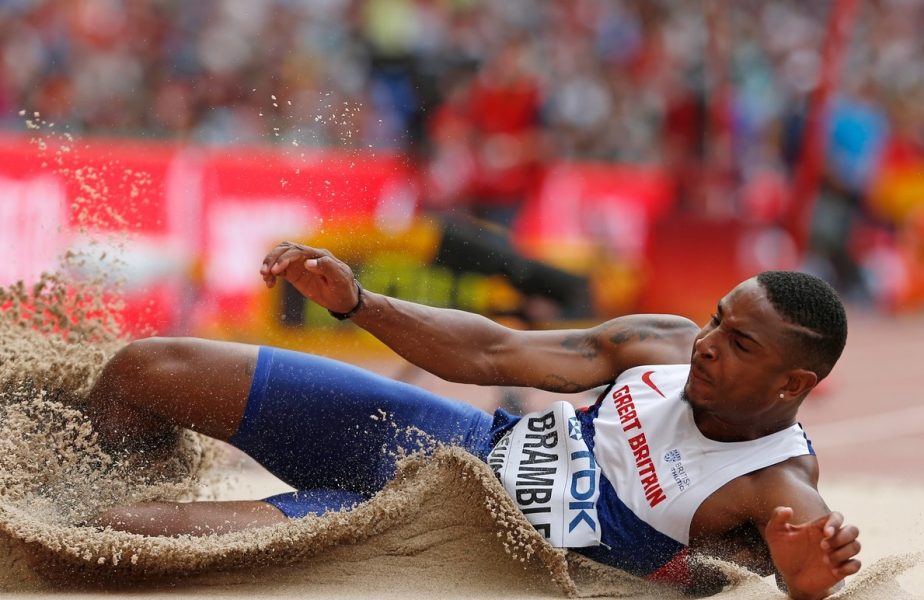 Daniel Bramble, atletul britanic, aterizează în nisip după o săritură