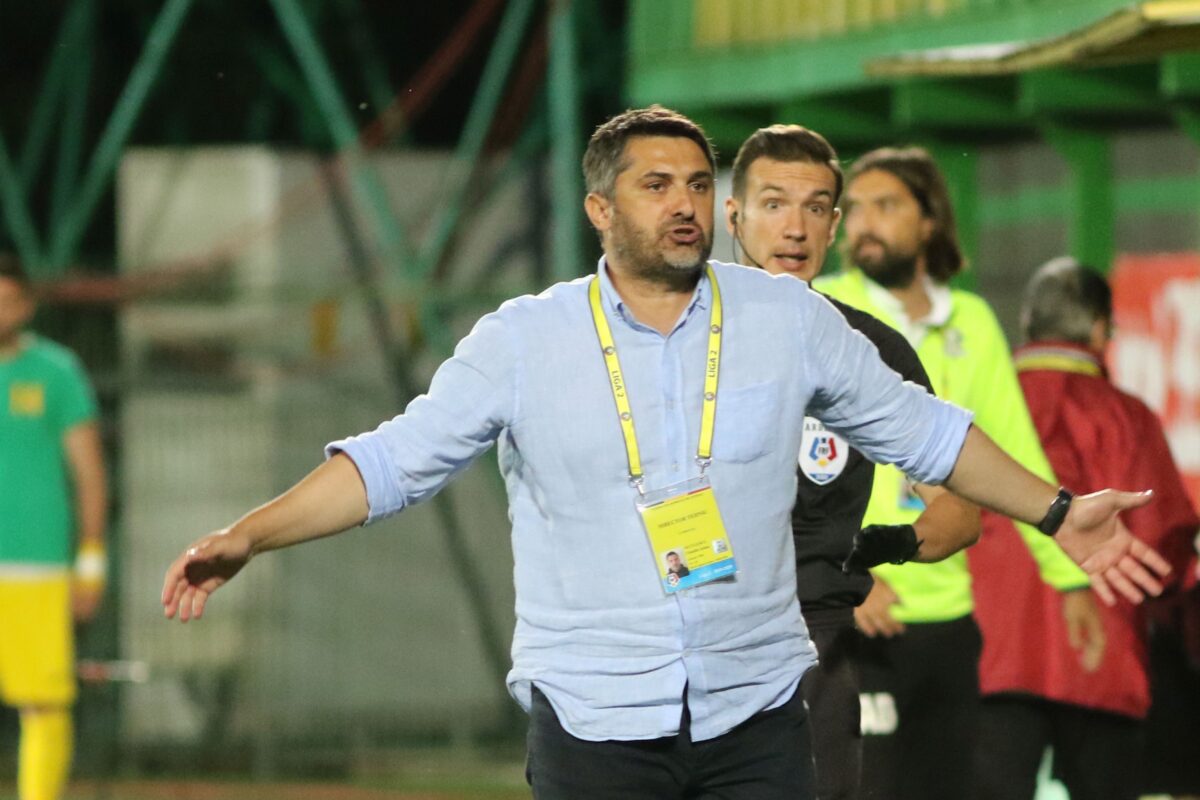 Claudiu Niculescu, atunci antrenor la CS Mioveni, gesticulează de la marginea terenului în timpul unui meci de Liga 2 cu Rapid București