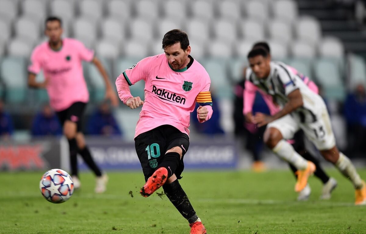 Leo Messi șutează din penalty în minutul 90 al meciului dintre Barcelona și Juventus