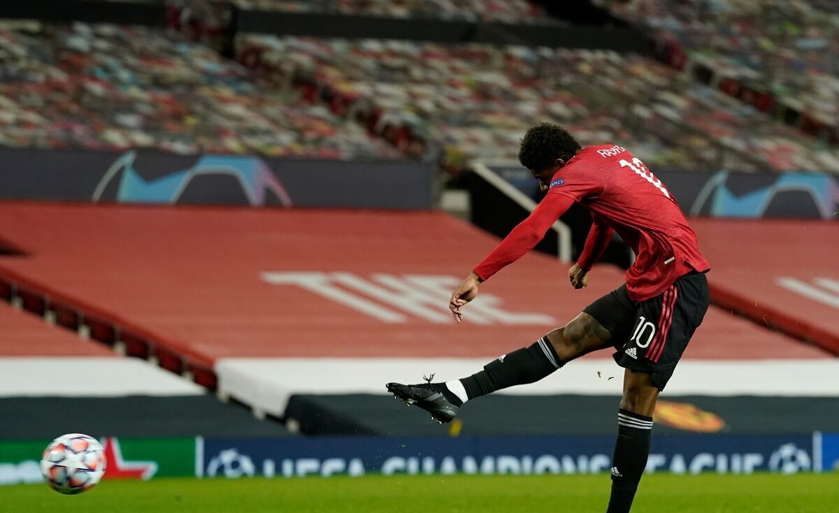Marcus Rashford execută un penalty în timpul meciului dintre Manchester United și RB Leipzig din UEFA Champions League