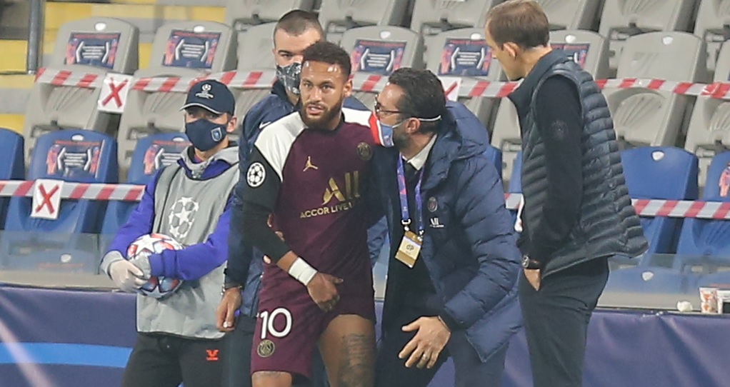 Neymar, scos în afara terenului accidentat în minutul 26 al meciului din Champions League cu Istanbul Basaksehir