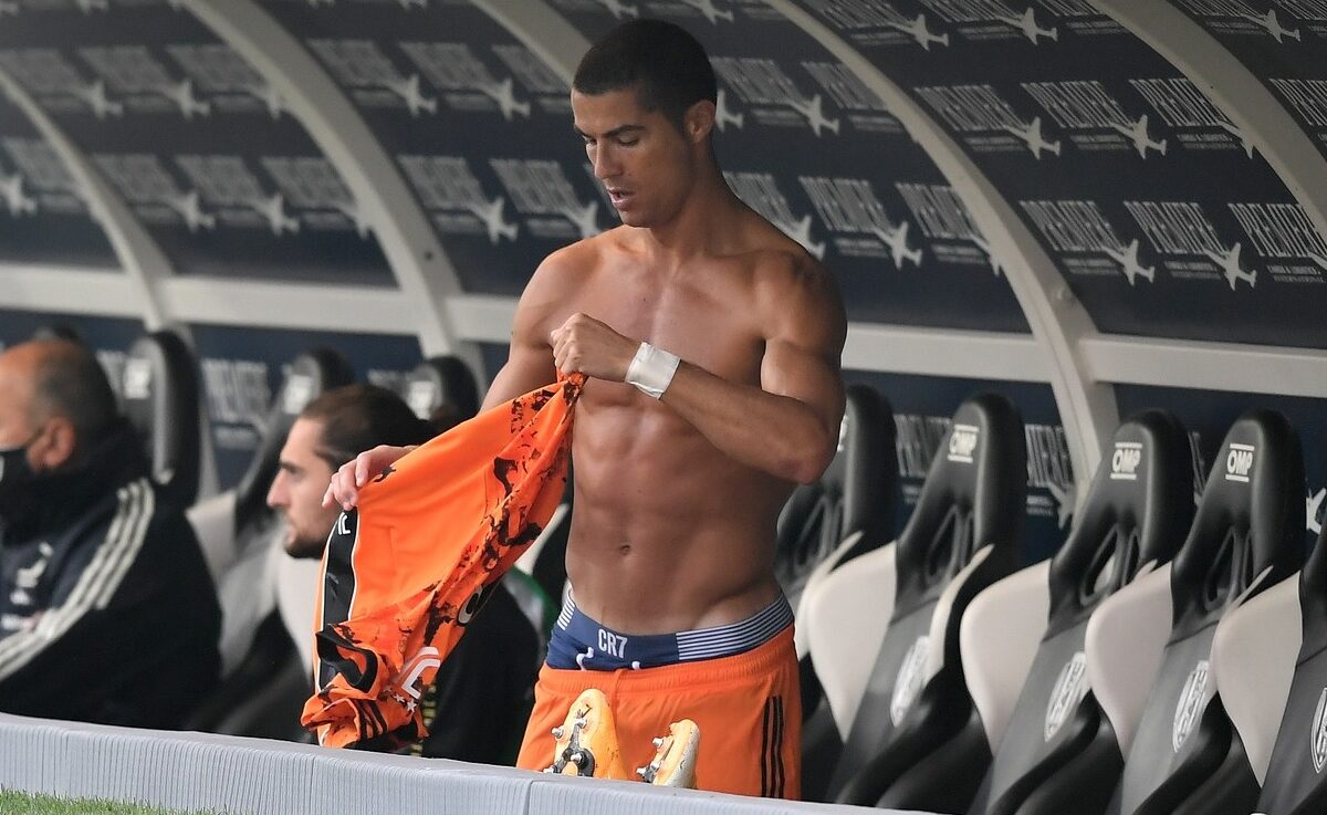Cristiano Ronaldo își pune echipamentul pentru a intra în meciul dintre Juventus și Spezia