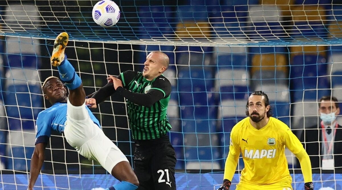 Vlad Chiricheș în duel cu Victor Osimhen de la Napoli, în cadrul meciului câștigat de echipa sa cu 2-0