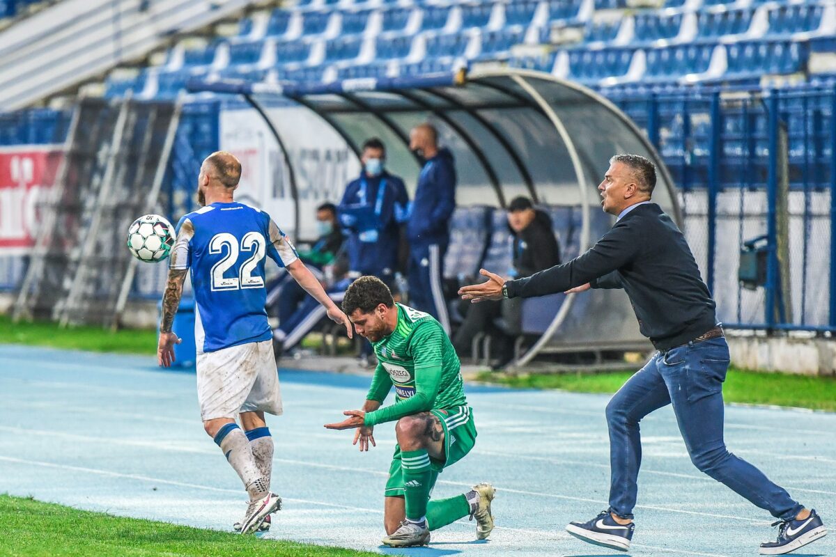 Daniel Pancu gesticulează în timpul unui meci de Liga 1 dintre Poli Iași și Sepsi OSK