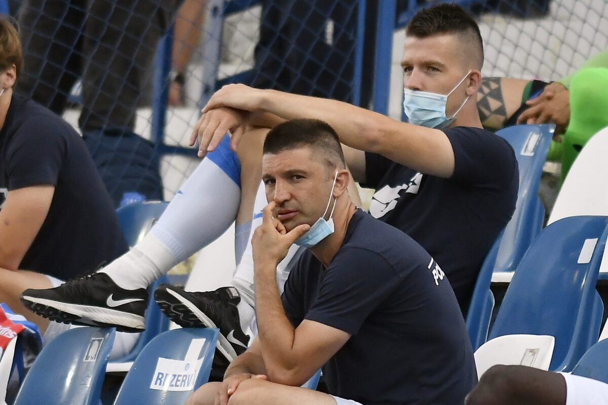 Andrei Cristea, fotbalistul lui Poli Iași, pe banca de rezerve în timpul unui meci cu Viitorul