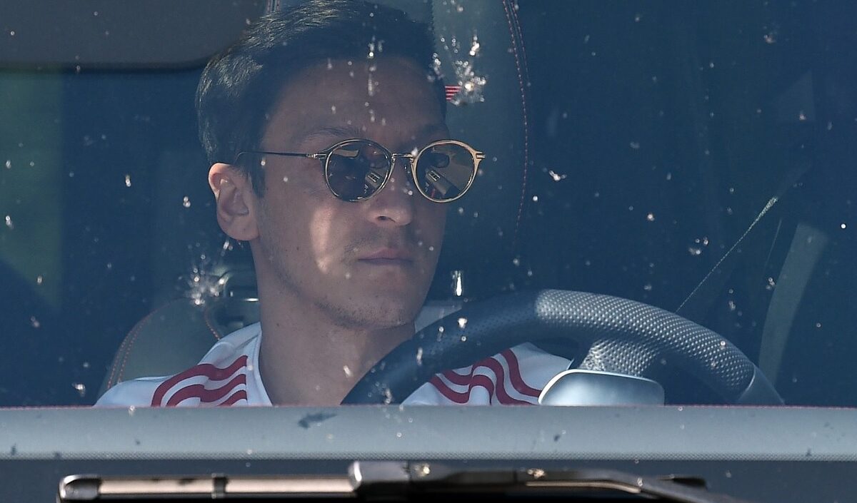 Mesut Ozil, jucătorul lui Arsenal, în timp ce ajungea la baza de antrenament