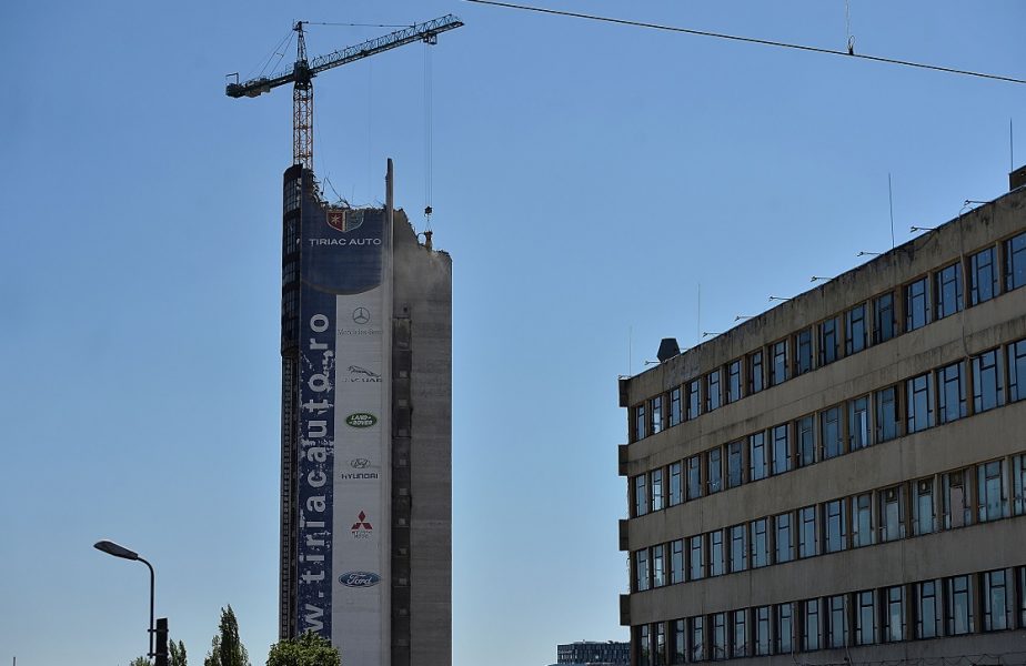 Ion Ţiriac a dărâmat una dintre cele mai înalte clădiri din Bucureşti. Se face loc unui complex rezidenţial de lux, de zeci de milioane de euro
