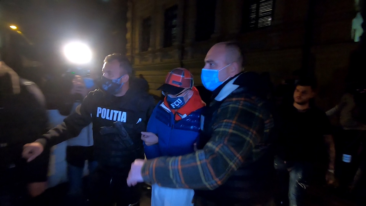 VIDEO | Adrian Mititelu, ridicat cu scandal de poliţişti. Fiul omului de afaceri şi apropiaţii lui i-au agresat pe jurnalişti