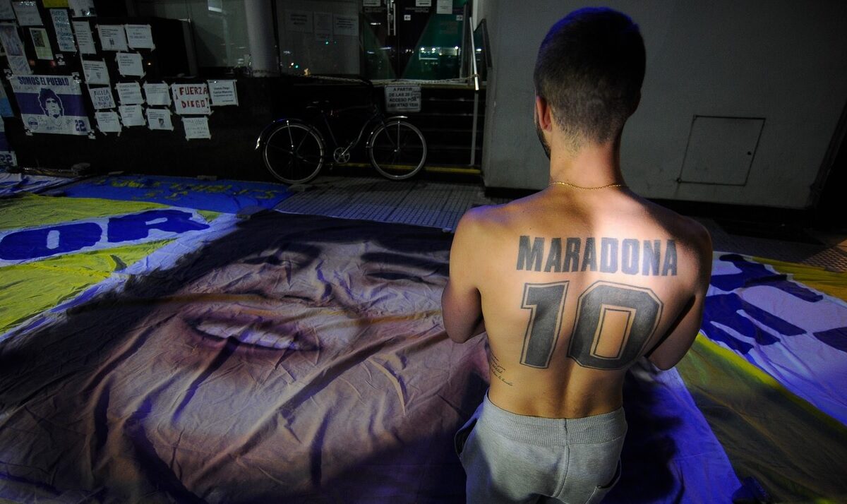 Un fan al lui Diego Maradona, cu tatuajul numelui acestuia pe spate