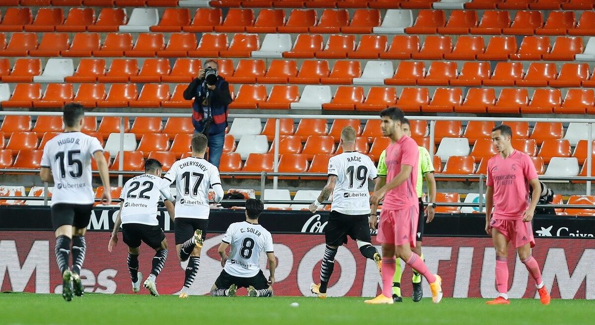 Jucătorii Valenciei se bucură după gol în timpul meciului cu Real Madrid