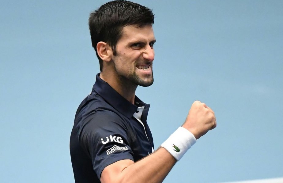 Novak Djokovic se bucură în timpul unui meci de tenis