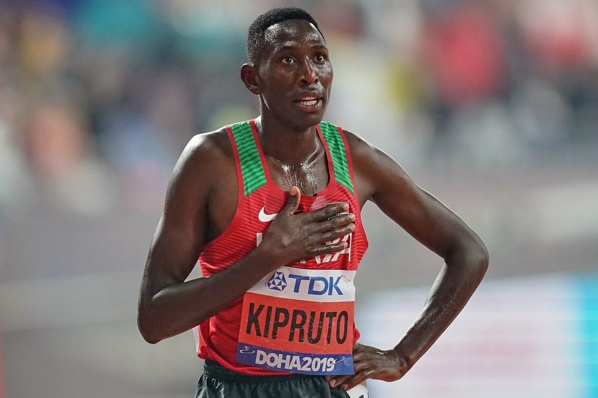 Atletul kenyan Conseslus Kipruto după cursa de la Doha din 2019