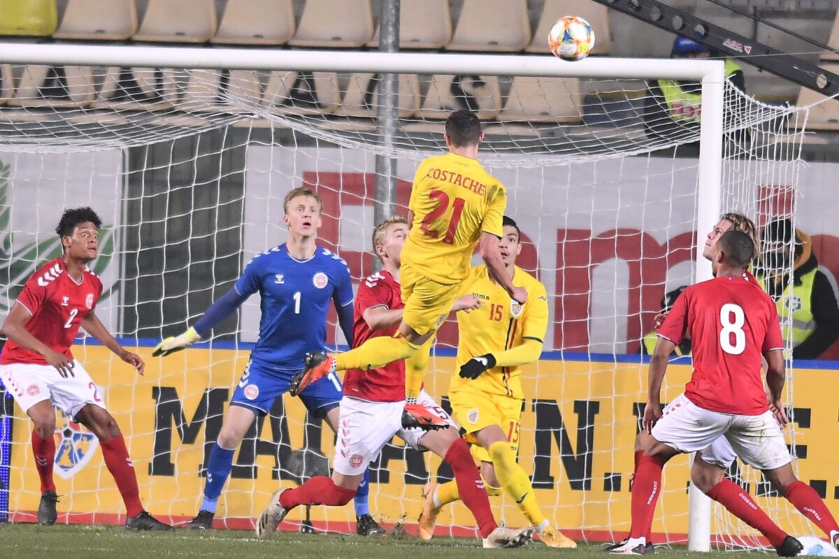 Valentin Costache în timpul meciului dintre România U21 și Danemarca U21
