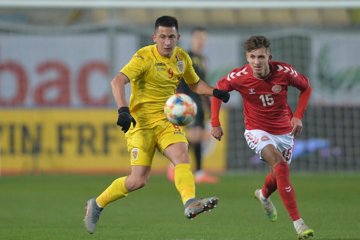 Olimpiu Moruțan în duel cu Jesper Lindstrem în meciul României U21 cu Danemarca