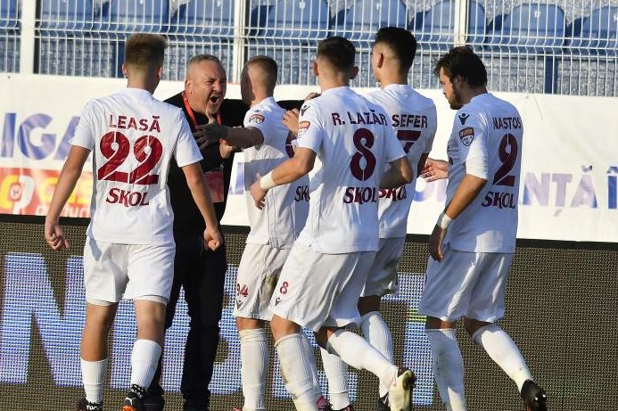 Rapid, 3 victorii consecutive după un meci nebun cu 5 goluri cu Aerostar Bacău. Mihai Iosif: "Am tricou, nu am manta"