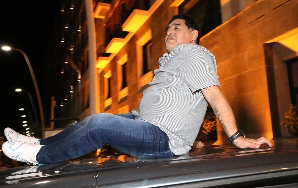"Diego Maradona mi-a marcat copilăria". Ilie Dumitrescu, devastat după moartea lui El Pibe dOro. "Nu a avut grijă de sănătatea lui"