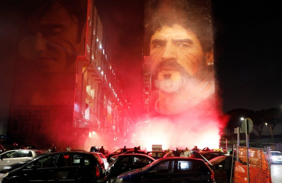 GALERIE FOTO | Tristeţe fără margini în Napoli. Italienii au aprins torţe şi candele. Stadionul va purta numele lui Maradona