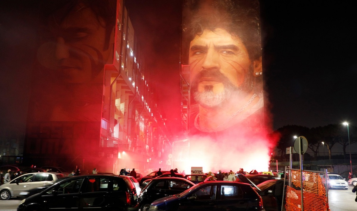 GALERIE FOTO | Tristeţe fără margini în Napoli. Italienii au aprins torţe şi candele. Stadionul va purta numele lui Maradona