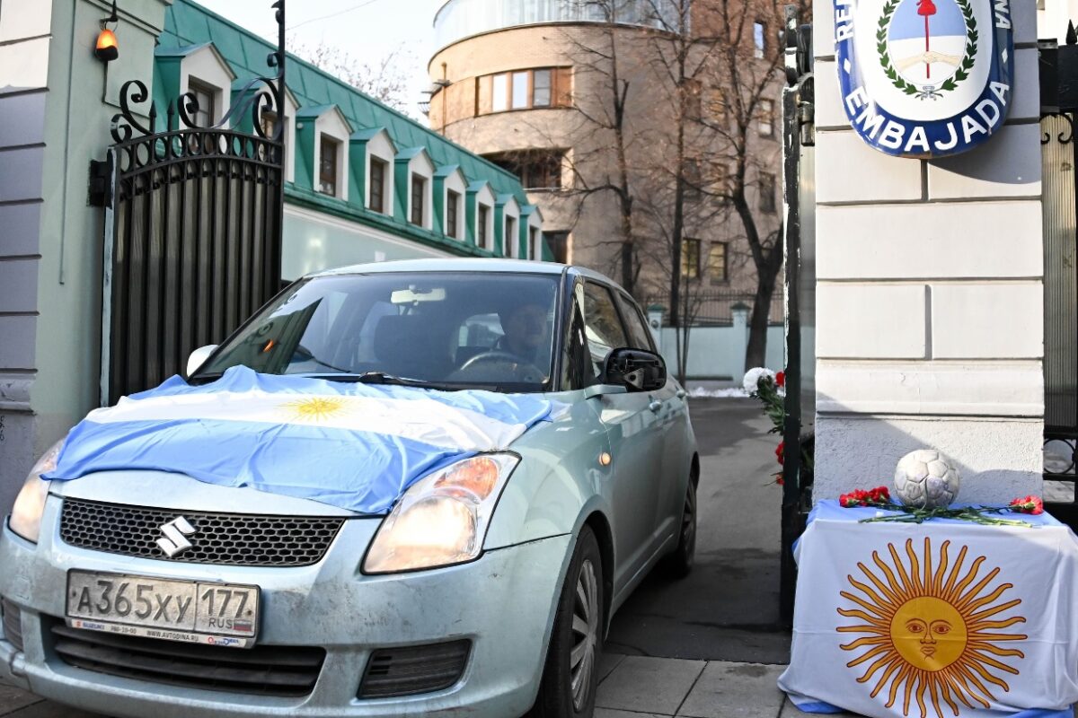 Maşină care iese din ambasada Argentinei