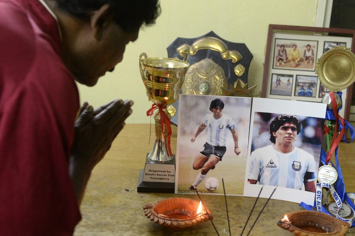 Un fan se roagă după moartea lui Diego Maradona