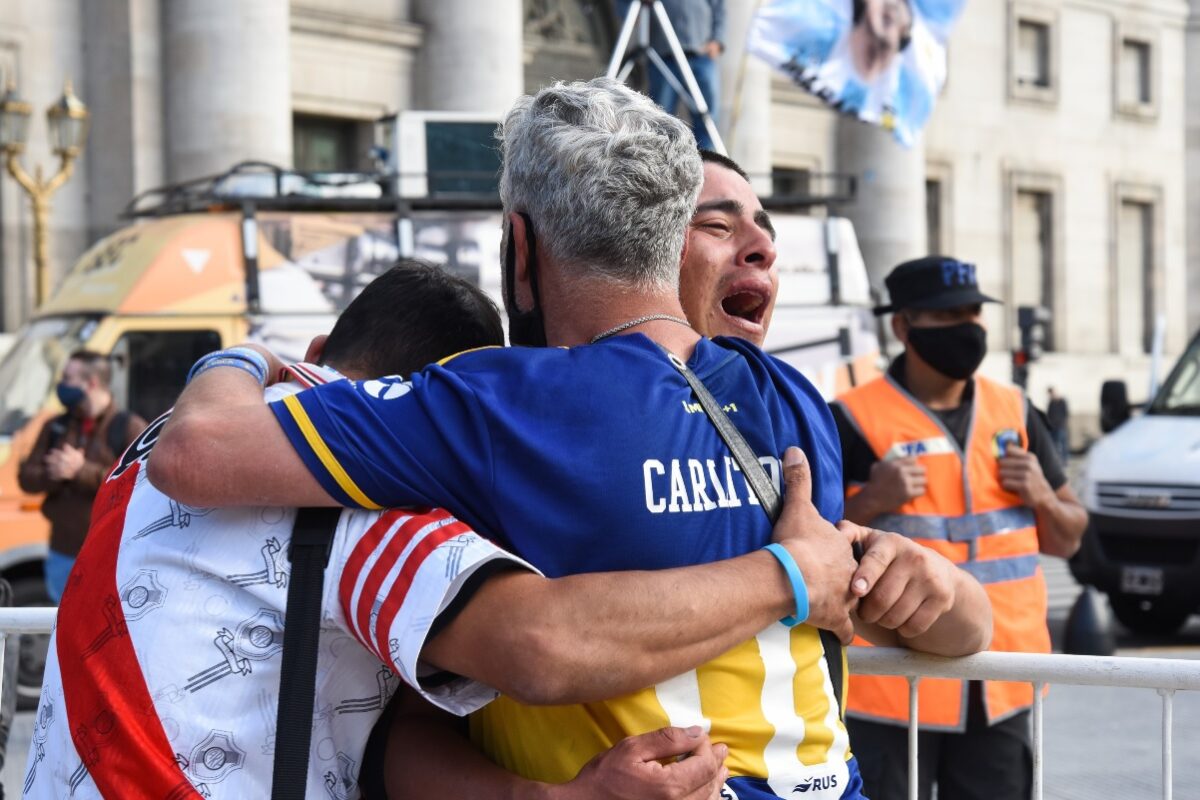 Imagini pentru istorie, după moartea lui Diego Maradona! Fanii lui River Plate şi ai Bocăi Juniors, înfrăţiţi! Plâng în hohote şi se iau în braţe