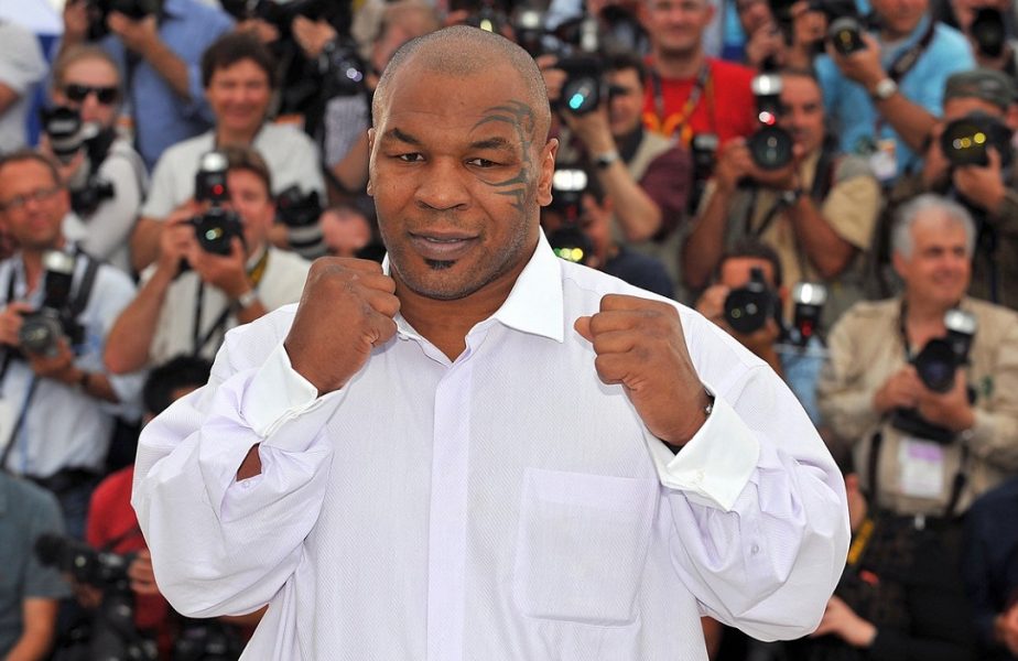VIDEO | Mike Tyson i-a mâncat "urechea" lui Roy Jones Jr.! "E mult mai gustoasă decât a lui Holyfield!" Copiii lui Tyson au privit uluiţi
