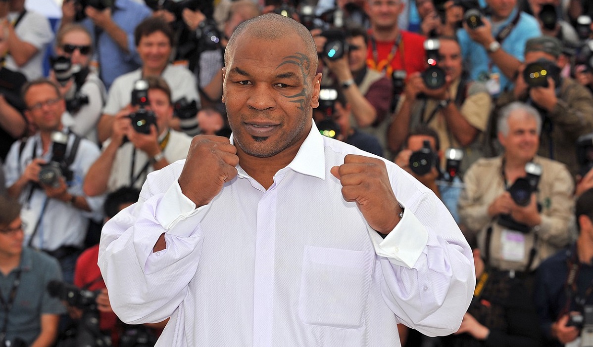 VIDEO | Mike Tyson i-a mâncat "urechea" lui Roy Jones Jr.! "E mult mai gustoasă decât a lui Holyfield!" Copiii lui Tyson au privit uluiţi