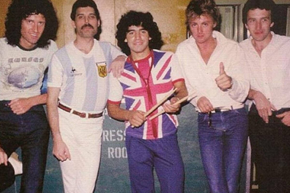 Imagini uimitoare cu Diego Maradona şi Freddie Mercury! Ce şi-au spus cele două vedete pe scenă. "M-au făcut fericit!"