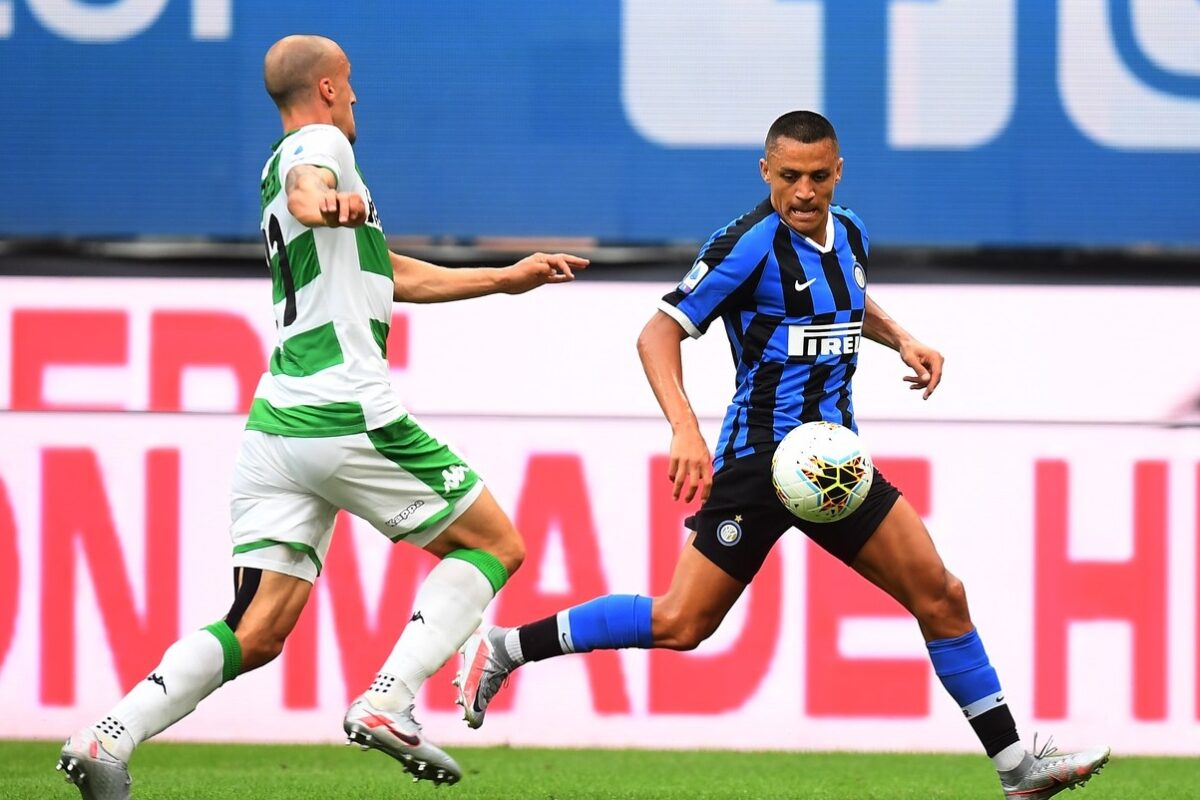 Vlad Chiricheș și Alexis Sanchez într-un meci dintre Sassuolo și Inter