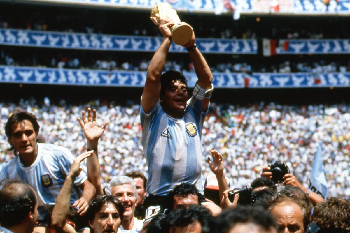 Prețul tricoului lui Diego Maradona, din meciul cu Anglia, a sărit în aer după decesul fostului jucător