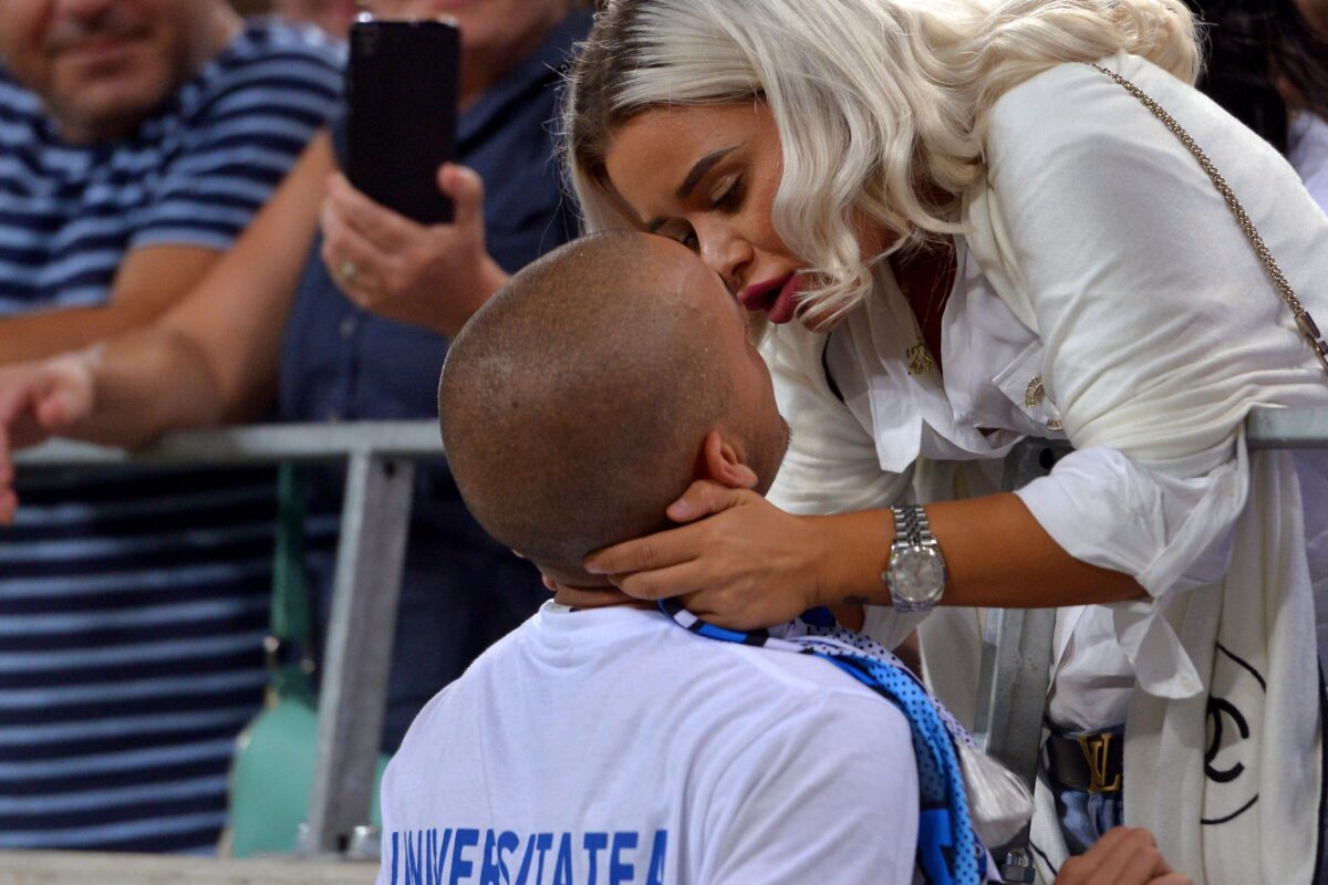 Alexandru Mitriță o sărută pe Alesia, atunci iubita sa, după un meci al Universității Craiova