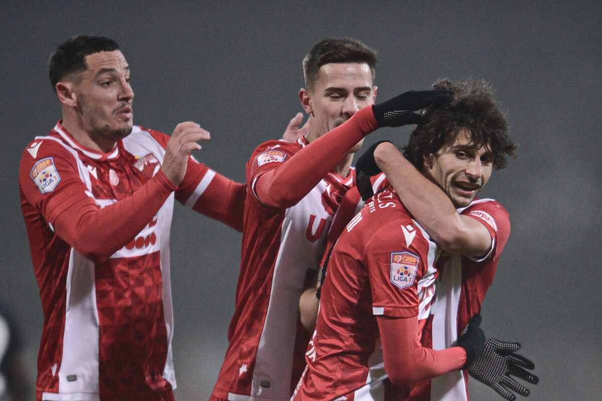 Diego Fabbrini felicitat de colegii săi după gol în meciul cu Viitorul