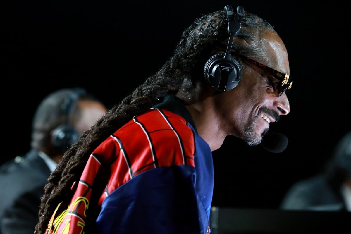 FABULOS! Snoop Dogg, replică de zile mari în timpul luptei dintre Mike Tyson și Roy Jones Junior: ”Parcă sunt doi unchi de-ai mei care se bat la un grătar :)”